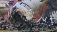 Dituturkan Kementerian Transportasi Korsel bahwa tim penyelidik AS dan perwakilan Boeing, bersama dengan 11 anggota ARAIB Korsel, saat ini sedang memeriksa bangkai pesawat dan puing-puing di lokasi kecelakaan, guna mencari komponen yang bisa memberikan petunjuk soal penyebab kecelakaan maut tersebut. (AP Photo/Ahn Young-joon) 