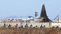 Perekam data penerbangan pesawat Boeing 737-800 yang meledak di Jeju itu telah ditemukan dalam kondisi rusak di bagian luarnya, dengan bagian konektor yang menghubungkan unit penyimpanan data ke pasokan energi dilaporkan hilang. Sedangkan bagian perekam suara kokpit ditemukan dalam kondisi yang relatif lebih baik. (AP Photo/Ahn Young-joon) 