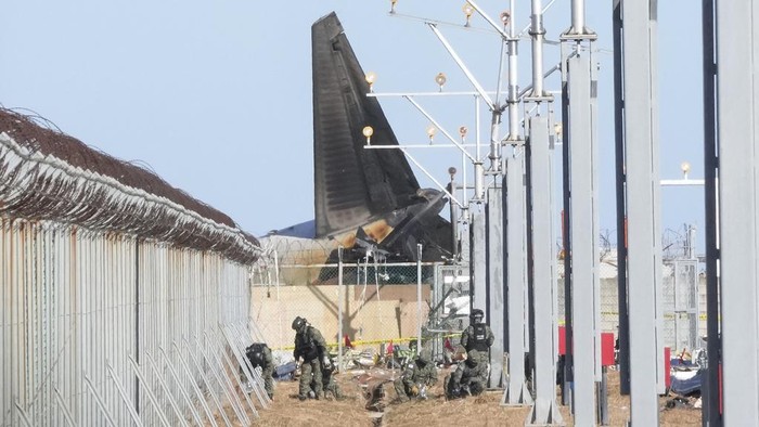 South Korean army soldiers work outside of Muan International Airport in Muan, South Korea, Tuesday, Dec. 31, 2024, following Sundays plane crash. (AP Photo/Ahn Young-joon)