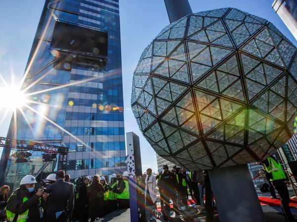 Bola Kristal Menyala Meriahkan Pergantian Tahun di Times Square
