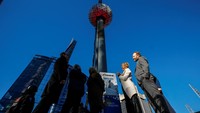 Bola tersebut mampu menampilkan lebih dari 16 juta warna cerah dan miliaran pola, serta diterangi oleh 32.256 LED hemat energi, menurut Times Square Alliance.  