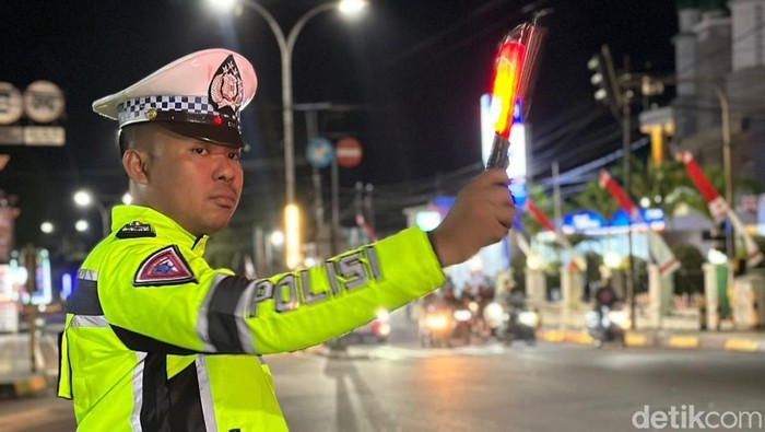 Personel Satlantas Polres Bone mengatur lalu lintas di Jalan Ahmad Yani, Watampone.
