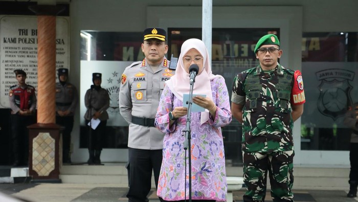 Bupati Banyuwangi didampingi Kapolresta Banyuwangi Kombes dan Dandim 0825 saat apel pengamanan malam tahun baru.