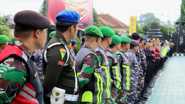 Bupati Banyuwangi didampingi Kapolresta Banyuwangi Kombes dan Dandim 0825 saat apel pengamanan malam tahun baru.