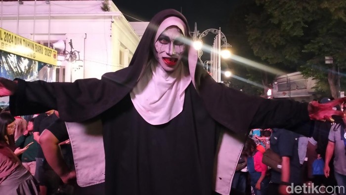 Cosplayer di Jalan Asia Afrika Bandung