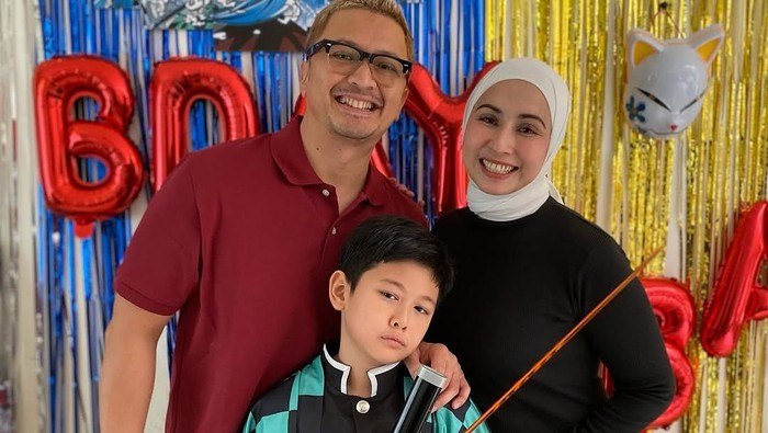 Deswita Maharani dan Ferry Maryadi bersama putra mereka, Abay.