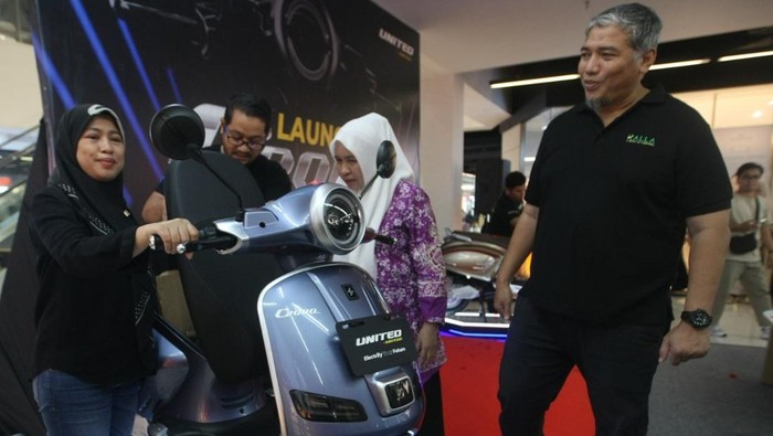 Direksi dan Manajemen Kalla Kars melakukan launching produk baru United C2000 di Mal Ratu Indah (MaRI), beberapa waktu lalu.