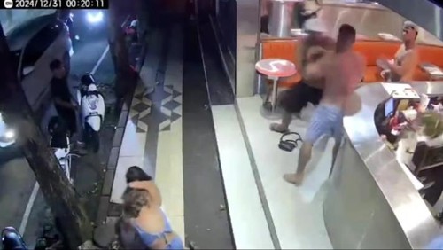Dua sejoli saling pukul terekam CCTV di kedai Burgervoss, Jalan Raya Seminyak, Kuta, Badung, Bali, Selasa (31/12/2024) dini hari. (Tangkapan layar)