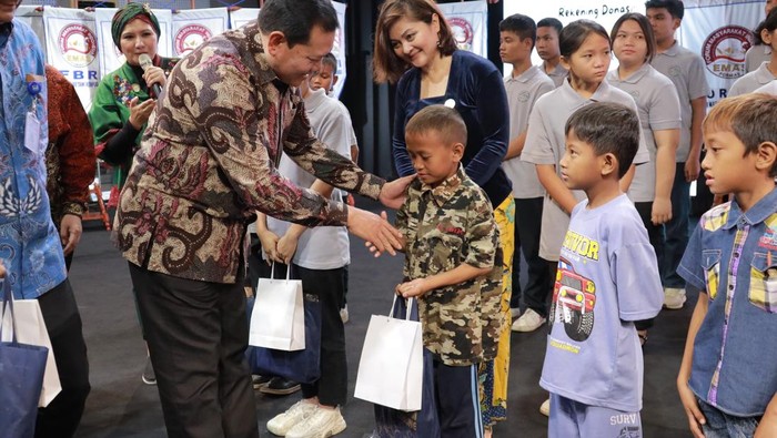 Eks Panglima TNI Yudo Margono Bagikan Seragam Sekolah dari Daur Ulang Plastik Mantan Panglima TNI Laksamana TNI (purn) Yudo Margono kembali menggaungkan kepeduliannya akan stop mewariskan sampah, sebaliknya mendaur ulang sampah menjadi bahan dasar untuk berbagai kebutuhan.