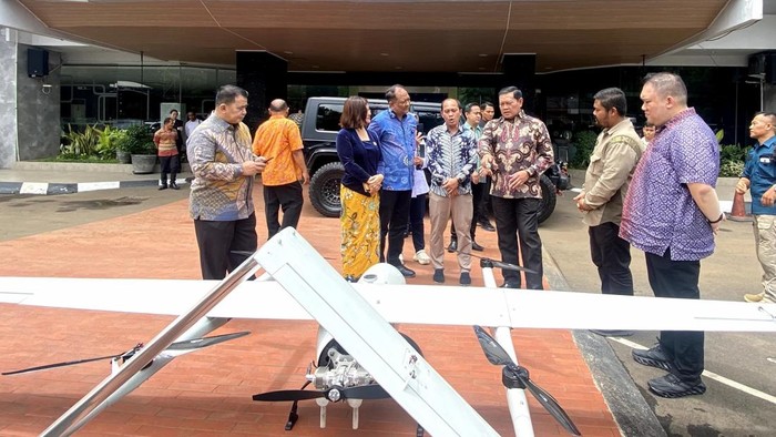 Eks Panglima TNI Yudo Margono Bagikan Seragam Sekolah dari Daur Ulang Plastik Mantan Panglima TNI Laksamana TNI (purn) Yudo Margono kembali menggaungkan kepeduliannya akan stop mewariskan sampah, sebaliknya mendaur ulang sampah menjadi bahan dasar untuk berbagai kebutuhan.