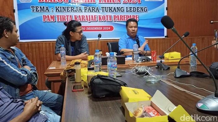 Direktur PDAM Parepare Firdaus Djollong (pegang mic) saat memimpin diskusi refleksi akhir tahun.