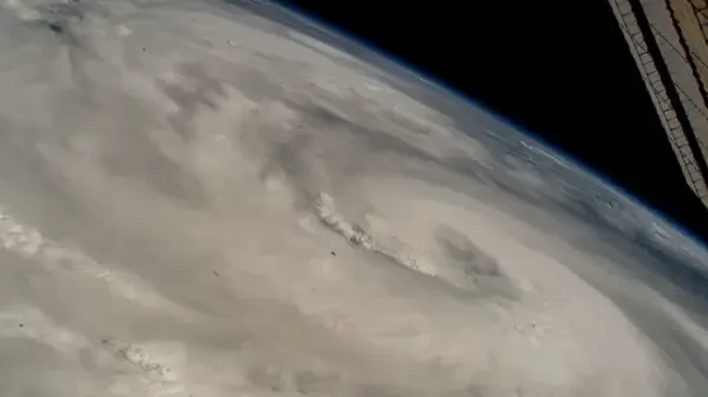 Misi Pencarian Air di Bulan