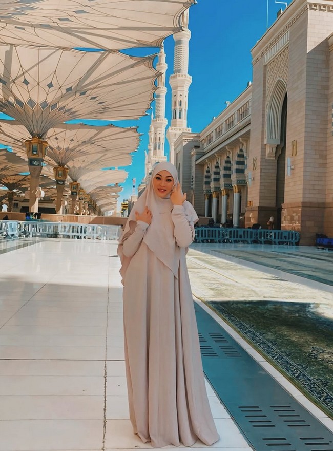 Postingan Angie yang sedang umrah mendapatkan banjir komentar dari warganet di media sosial. MaasyaAllah..lancar ya ibadahnya..sehat selalu❤️, saut akun @ibu_alfiw. Masyaallah Nikmat mn lg yg kau Dustakan,,, sunggu rejeki bisa umroh di akhir tahun menjelng pergantian tahun... ❤️❤️, ujar akun @tri_anggraini2077. Selamat menjalankan ibadah umroh. Utk Angie&Keanu !🙏👍❤️Semoga Allah SWT,memberikan kekuatan, kesehatan, dan kelapangan hati dalam menjalankan setiap rukun dan sunahnya. dan Doa2nya Semua Dikabulkan !Aamiin YRA 🙏🤲❤️❤️❤️😍❤️❤️❤️, saut akun @agus_wisman. Foto: Dok. Instagram @angelinasondakh09.