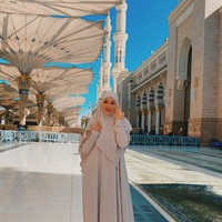 Postingan Angie yang sedang umrah mendapatkan banjir komentar dari warganet di media sosial. MaasyaAllah..lancar ya ibadahnya..sehat selalu❤️, saut akun @ibu_alfiw. Masyaallah Nikmat mn lg yg kau Dustakan,,, sunggu rejeki bisa umroh di akhir tahun menjelng pergantian tahun... ❤️❤️, ujar akun @tri_anggraini2077. Selamat menjalankan ibadah umroh. Utk Angie&Keanu !🙏👍❤️Semoga Allah SWT,memberikan kekuatan, kesehatan, dan kelapangan hati dalam menjalankan setiap rukun dan sunahnya. dan Doa2nya Semua Dikabulkan !Aamiin YRA 🙏🤲❤️❤️❤️😍❤️❤️❤️, saut akun @agus_wisman. Foto: Dok. Instagram @angelinasondakh09.