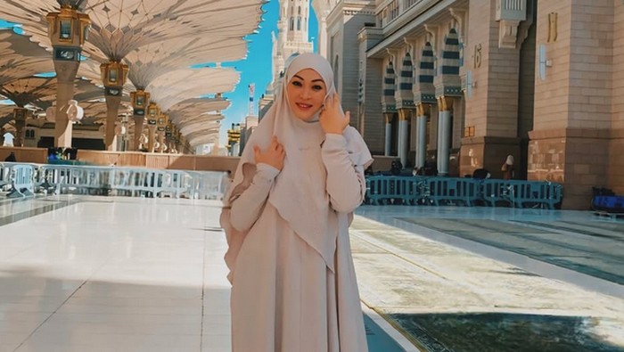 Gaya Angelina Sondakh saat menjalani umrah.