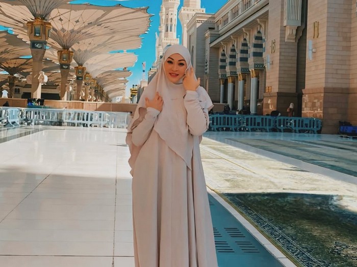 Gaya Angelina Sondakh saat menjalani umrah.