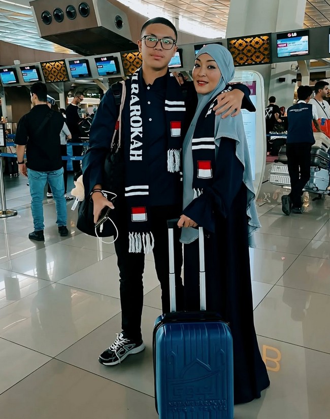 Angelina Sondakh mengunggah momen saat berangkat umrah bersama putra tercinta, Keanu Massaid menjelang pergantian tahun 2024. Ia mengungkapkan pertama kali menjalani ibadah umrah. Dengan hati penuh rasa syukur, tak pernah terbayang sebelumnya bahwa hari ini tiba… @keanu_massaid dan aku bersiap meninggalkan semua, menuju perjalanan spiritual pertama kami, UMROH 💕. Ini adalah umroh pertamaku. Perasaan haru, kagum, dan takjub bercampur jadi satu. Tak ada yang lebih indah daripada panggilan-Nya yang akhirnya datang. Sebuah perjalanan yang sudah lama menjadi doa, kini menjadi kenyataan, jelasnya. Foto: Dok. Instagram @angelinasondakh09.
