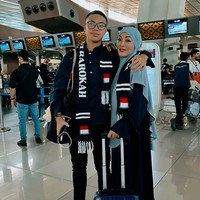 Angelina Sondakh mengunggah momen saat berangkat umrah bersama putra tercinta, Keanu Massaid menjelang pergantian tahun 2024. Ia mengungkapkan pertama kali menjalani ibadah umrah. Dengan hati penuh rasa syukur, tak pernah terbayang sebelumnya bahwa hari ini tiba… @keanu_massaid dan aku bersiap meninggalkan semua, menuju perjalanan spiritual pertama kami, UMROH 💕. Ini adalah umroh pertamaku. Perasaan haru, kagum, dan takjub bercampur jadi satu. Tak ada yang lebih indah daripada panggilan-Nya yang akhirnya datang. Sebuah perjalanan yang sudah lama menjadi doa, kini menjadi kenyataan, jelasnya. Foto: Dok. Instagram @angelinasondakh09.