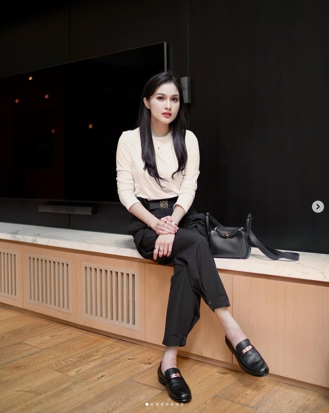 Dalam deretan foto Sandra Dewi di Instagram, terlihat gaya bintang film Quickie Express itu membawa berbagai tas mewah yang disebutnya sebagai endorse. Foto: Dok. Instagram