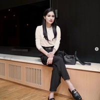 Dalam deretan foto Sandra Dewi di Instagram, terlihat gaya bintang film Quickie Express itu membawa berbagai tas mewah yang disebutnya sebagai endorse. Foto: Dok. Instagram