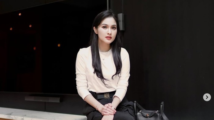 Gaya Mewah Sandra Dewi