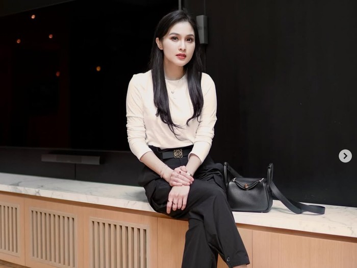 Gaya Mewah Sandra Dewi