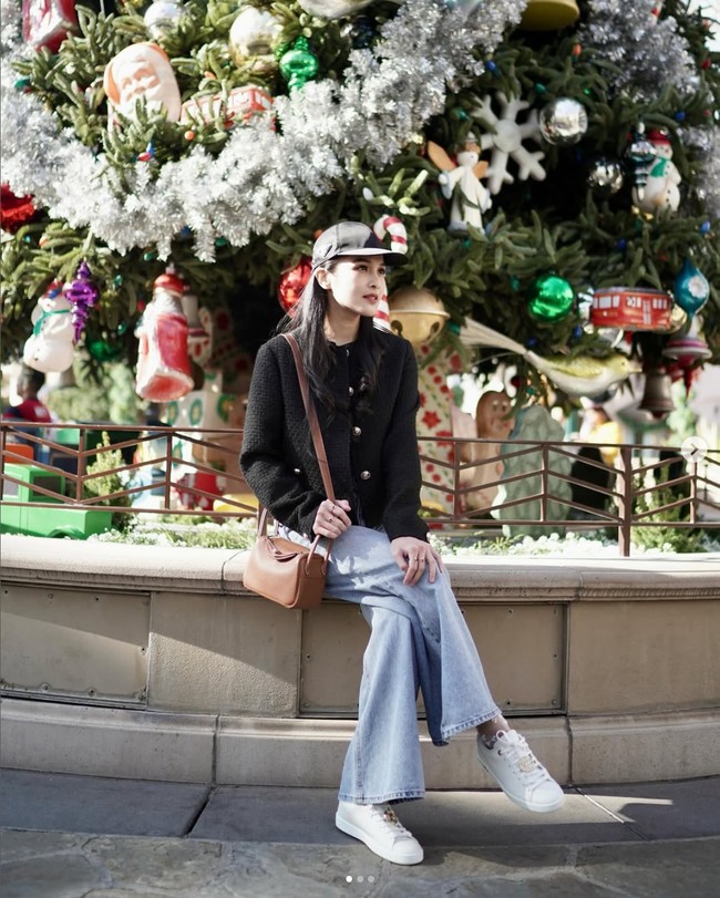 Sandra Dewi sebelumnya menyembunyikan seluruh unggahannya di Instagram setelah suaminya Harvey Moeis terjerat kasus korupsi timah. Namun sejak Oktober 2024, dia kembali memunculkan sederet foto dirinya memakai tas dan perhiasan mewah. Foto: Dok. Instagram