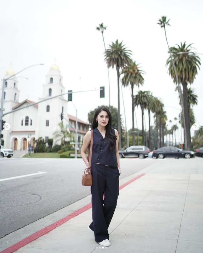 Foto lainnya yang diunggah Sandra Dewi saat liburan ke Amerika Serikat, memperlihatkan aktris 41 tahun itu menenteng tas Hermes Lindy yang harganya mencapai ratusan juta rupiah.  Foto: Dok. Instagram