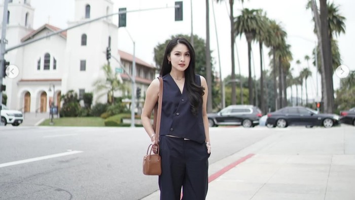Gaya Mewah Sandra Dewi