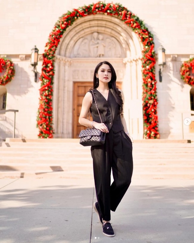 Ada juga gaya Sandra Dewi menenteng tas Chanel yang harganya puluhan juta rupiah. Foto: Dok. Instagram