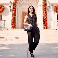 Ada juga gaya Sandra Dewi menenteng tas Chanel yang harganya puluhan juta rupiah. Foto: Dok. Instagram