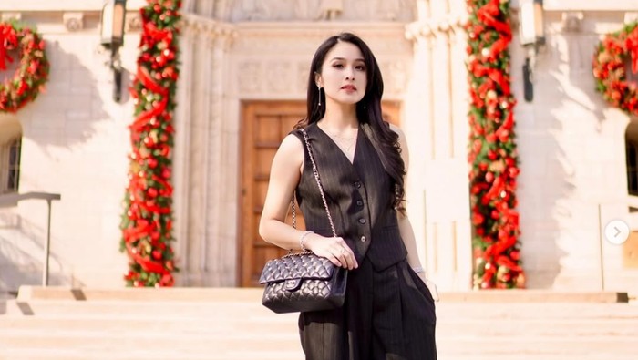 Gaya Mewah Sandra Dewi