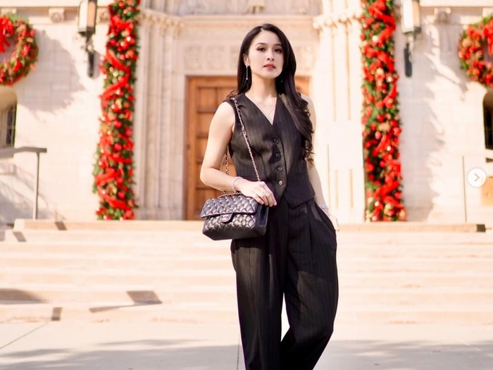 Gaya Mewah Sandra Dewi