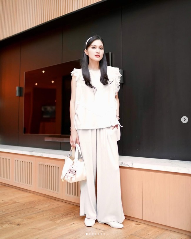 Pada foto ini misalnya Sandra Dewi menenteng tas Hermes seri Picotin warna putih yang harganya bisa mencapai hampir Rp 50 juta. Foto: Dok. Instagram