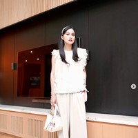 Pada foto ini misalnya Sandra Dewi menenteng tas Hermes seri Picotin warna putih yang harganya bisa mencapai hampir Rp 50 juta. Foto: Dok. Instagram