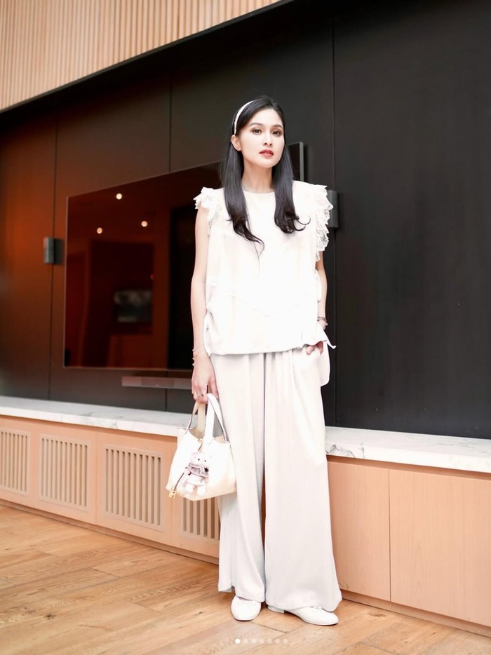 Gaya Mewah Sandra Dewi