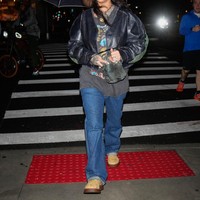 Gaya Rihanna memang tak pernah mengecewakan. Tak hanya di panggung, tapi juga saat bersantai bersama teman-temannya di sebuah tempat karaoke di New York City, Amerika Serikat, baru ini. (Foto: XNY/Star Max/GC Images)