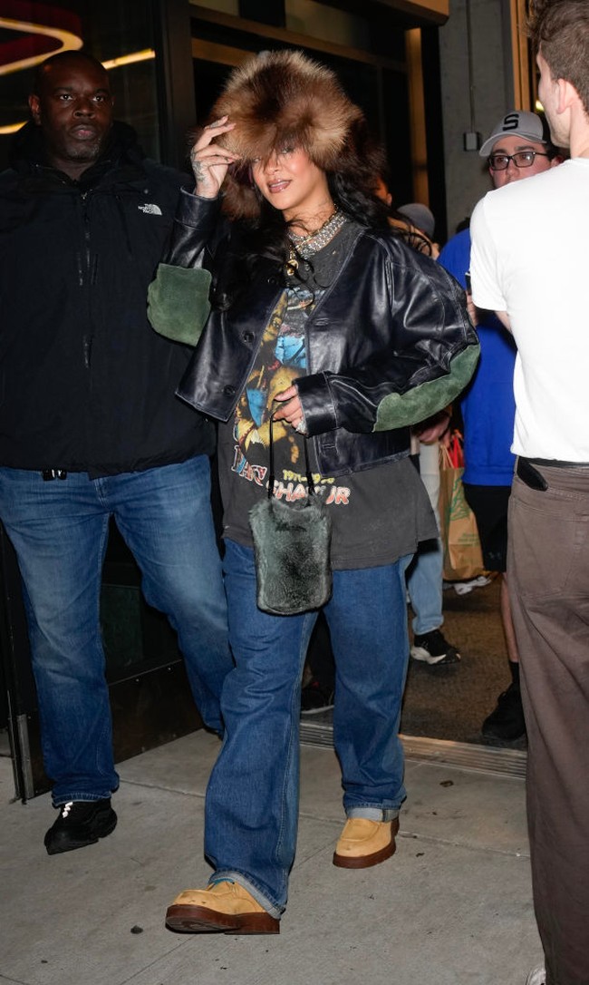 Rihanna juga menambahkan aksen bulu pada tas berwarna lumut yang ia bawa, menciptakan tampilan street style yang effortlessly cool. Penampilannya semakin sempurna dengan lapisan kalung, gelang, dan cincin yang berkilauan. (Foto: XNY/Star Max/GC Images)