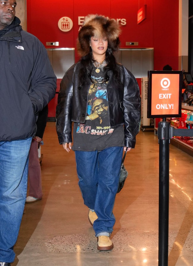 Gaya busananya kali ini berhasil mencerminkan keseimbangan antara high-fashion dan nuansa kasual. Sorotan utama dari penampilannya adalah topi bulu cokelat oversized yang menjadi pilihan praktis sekaligus modis, mengingat suhu yang sangat dingin. Alih-alih mengenakan jaket musim dingin yang tebal, pendiri Fenty Beauty berusia 36 tahun tersebut memilih teknik layering. (Foto: XNY/Star Max/GC Images)