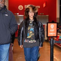 Gaya busananya kali ini berhasil mencerminkan keseimbangan antara high-fashion dan nuansa kasual. Sorotan utama dari penampilannya adalah topi bulu cokelat oversized yang menjadi pilihan praktis sekaligus modis, mengingat suhu yang sangat dingin. Alih-alih mengenakan jaket musim dingin yang tebal, pendiri Fenty Beauty berusia 36 tahun tersebut memilih teknik layering. (Foto: XNY/Star Max/GC Images)