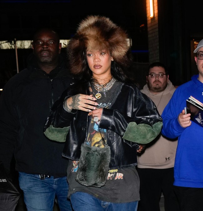 Untuk melengkapi penampilannya, ibu dua anak ini memadukan celana jeans longgar dengan dua warna dan sepatu bot Bottega Veneta seharga $1.400. (Foto: XNY/Star Max/GC Images)