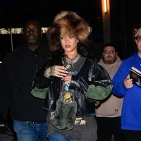 Untuk melengkapi penampilannya, ibu dua anak ini memadukan celana jeans longgar dengan dua warna dan sepatu bot Bottega Veneta seharga $1.400. (Foto: XNY/Star Max/GC Images)