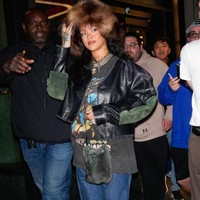 Rihanna tampil memukau dengan jaket kulit hitam yang dihiasi tambalan suede hijau tua di bagian belakang lengan. Di bawahnya, ia mengenakan kaus grafis bergambar rapper legendaris Tupac. Saat menghadiri acara Girls Love Karaoke, Rihanna melepas jaketnya dan membawakan lagu hit miliknya, “Needed Me. (Foto: XNY/Star Max/GC Images)