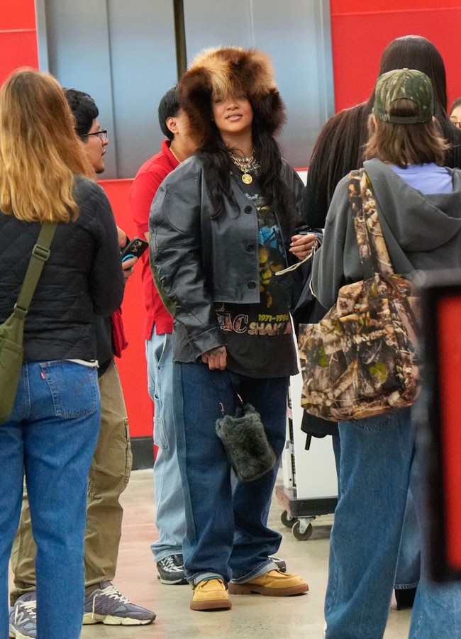 Mic yang dipakainya berdarah, ujar seorang netizen seperti dikutip PageSix. Adapula yang berkomentar, Apakah ini Rihanna? Kucingku bisa bernyanyi lebih baik. (Foto: XNY/Star Max/GC Images)