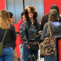 Mic yang dipakainya berdarah, ujar seorang netizen seperti dikutip PageSix. Adapula yang berkomentar, Apakah ini Rihanna? Kucingku bisa bernyanyi lebih baik. (Foto: XNY/Star Max/GC Images)