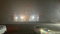 Penampakan Masjid Kubah 99 Asmaul Husna diguyur hujan lebat saat memasuki pergantian tahun 2025. Fatmawati Hamzading/detikSulsel