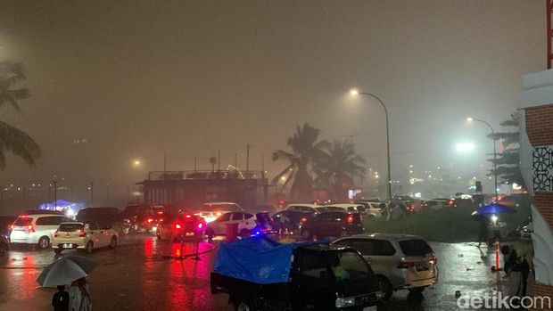 Hujan lebat mengguyur kawasan CPI Makassar saat memasuki pergantian tahun 2025. Fatmawati Hamzading/detikSulsel
