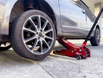 Saat Keuangan Menipis, Bisakah Ganti 2 Ban Mobil Terlebih Dulu?