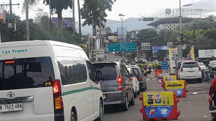 Ilustrasi lalu lintas di Jl Raya Puncak, Bogor