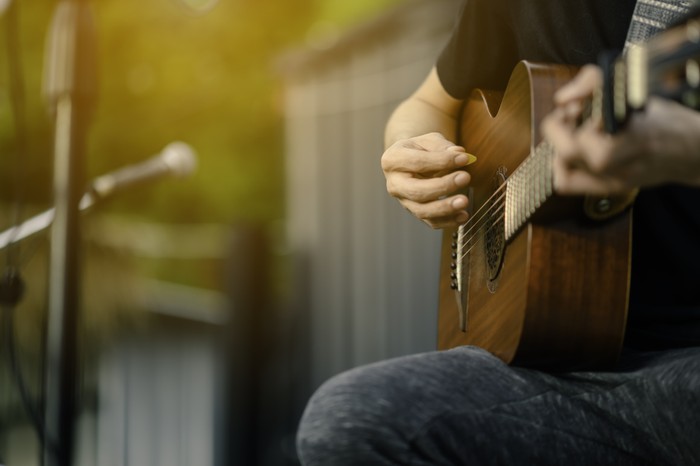 Ilustrasi live music di bandara